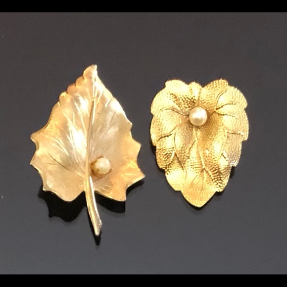 None Jewelry - Two Beautiful vintage brooches. Gold leaf & pearl. BO11